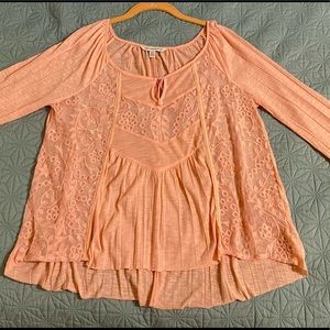 Lightweight Coral AE blouse w/ lace detail